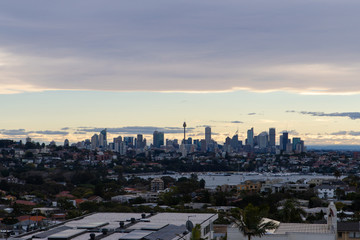 Naklejka premium Sydney skyline view in a cloudy afternoon.