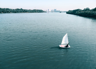 Obraz premium Sailing boat in the lake of Shenyang Birds Island