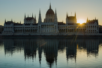 Восход солнца над зданием Венгерского парламента