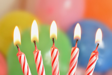 Feuer auf Geburtstagskerzen Nahaufnahme