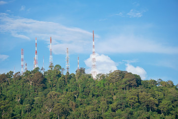 Obraz premium high Frequncies attena radio television on mountain green forrest with blue sky