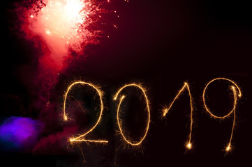 Jahreswechsel mit Feuerwerk und Jahreszahlen 2019 aus Sternspritzer