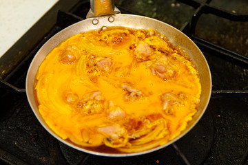 親子丼を作る　親子鍋で煮込んだ具材に卵を入れ半熟に