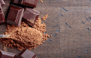 Broken  chocolate pieces and cocoa powder .