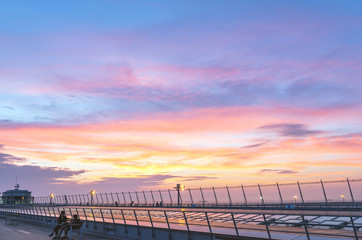 美しい空港の夕景