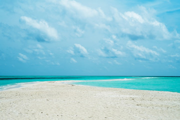 Obraz premium Sandy coastline in indian ocean (Maldives - Lhaviyani Atoll)