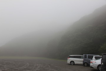 濃霧に包まれた駐車場