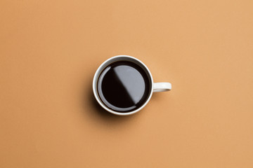 Taza de café sobre un fondo marrón liso y aislado. Vista superior y de cerca. Copy space