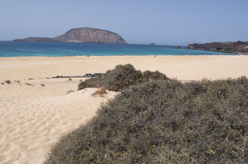 Isole Canarie: la spiaggia Playa de Las Conchas a nord di La Graciosa, l'isola principale dell'arcipelago Chinijo a nord ovest di Lanzarote