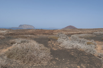 Isole Canarie: la strada sterrata per la spiaggia Playa de Las Conchas e il vulcano Montana Bermeja a La Graciosa, l'isola principale dell'arcipelago Chinijo a nord ovest di Lanzarote