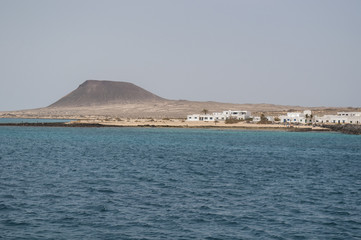 Isole Canarie: vista panoramica dello skyline di La Graciosa, l'isola principale dell'arcipelago Chinijo, gruppo di isolette a nord ovest di Lanzarote