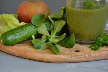 Grüner Smoothie auf Holzbrett