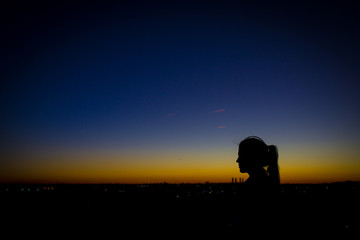 Fototapeta premium silhouette of woman in sunset
