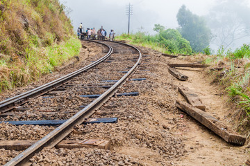 Obraz premium IDALGASHINNA, SRI LANKA - JULY 16, 2015: Workers maintain a railway track between Idalgashinna and Haputale.