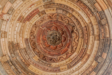 Obraz premium Cupola in cloister of Quwwat ul-Islam Mosque, Qutub complex in Delhi, India