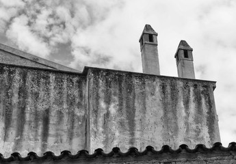 Verfallende und verlassene Geb&auml;ude, D&auml;cher und Mauern in Schwarz-Wei&szlig;
