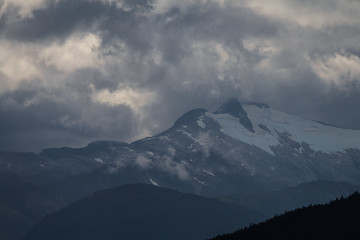 Obraz premium Berg und Wolken in Alaska