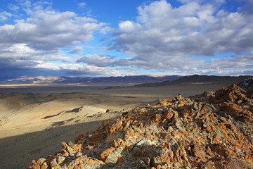 Obraz premium Beautiful evening light over the rocky steppe at Bayan-Ulgii Province in western Mongolia