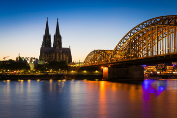 Ein Abend in der Stadt Köln mit Dom und Hohenzollernbrücke