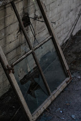 Fototapeta na wymiar Zerschlagenes, altes Fenster