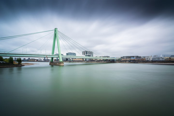 Severinsbrücke und Kranhäuser in Köln - Langzeitbelichtung