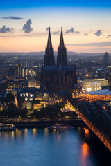 Fototapeta na wymiar Kölner Dom mit Hohenzollernbrücke am Abend 