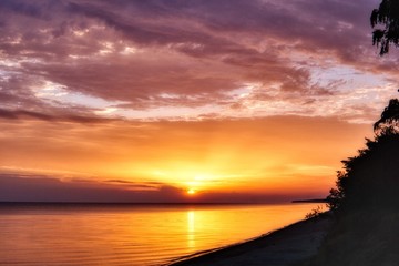 Fototapeta plaża o wschodzie słońca nad morzem obraz