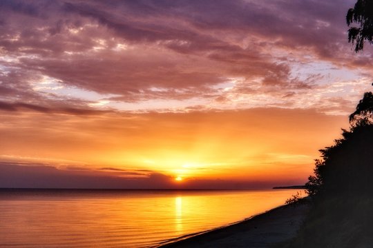 Fototapeta plaża o wschodzie słońca nad morzem