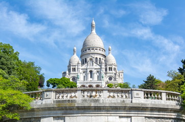 Fototapeta premium Basilica of Sacre Coeur (Sacred Heart) on Montmartre hill, Paris, France
