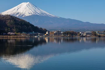 Fotobehang Mount Fuji zoals weerspiegeld in een meer. De opnamelocatie is Lake Kawaguchiko, de prefectuur Yamanashi, Japan. © e185rpm
