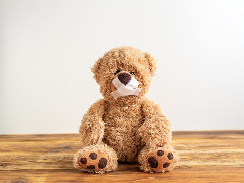 Kindesmissbrauch, Teddyb&auml;r mit Heftpflaster auf dem Mund