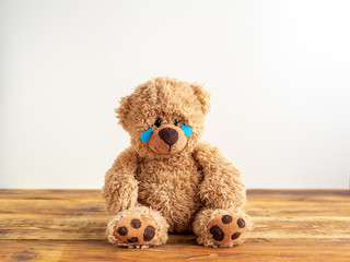 Kindesmissbrauch, Teddybär mit Tränen in den Augen