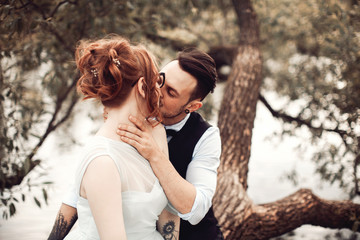 Fototapeta premium tattoed couple wedding