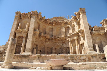 Obraz premium The ruined city of Jerash is Jordan's largest and most interesting Roman site, and a major tourist drawcard. Its imposing ceremonial gates, colonnaded avenues, temples and theatres 