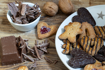köstliches Weihnachsgebäck mit Schokolade, Nüssen und Marmelade