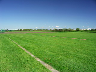 排水溝のある草原風景