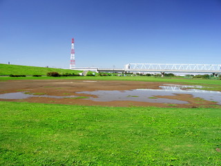 水溜りのあるグラウンド風景