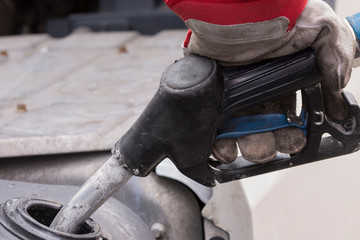 beim tanken eines LKWs