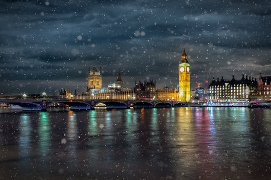 Panorama des Big Ben und Westminster Palast an der Themse in London im Winter mit Schneefall 