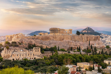 Die Akropolis von Athen bei einem bewölkten Sonnenuntergang im Sommer, Griechenland © moofushi