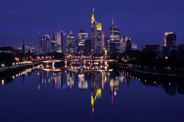 Fototapeta na wymiar Skyline von Frankfurt am Main zur blauen Stunde