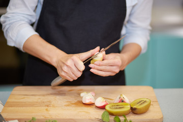 Obraz na płótnie Canvas female's hands preparing apples for home-made pie. close up photo. close up cropped photo