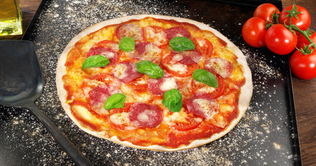 Pizza Salami mit Basilikum