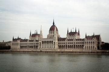 Fototapeta na wymiar Parlamento de Budapest y río Danubio en Hungría.
