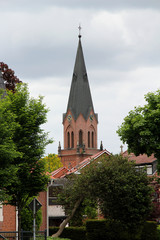 blick auf die kirchturm spitze in lathen niedersachsen fotografiert w&auml;hrend einer tour in lathen und umgebung in niedersachsen deutschland mit dem weitwinkel objektiv