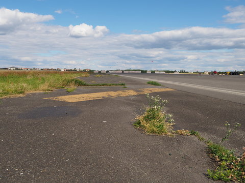 Tempelhofer Flughafen bei Sonnenschein mit durchgehend fokussierter Landebahn
