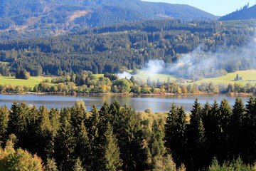 Feuer am See in wunderschöner, herbstlicher Landschaft, Allgäu, Bayern