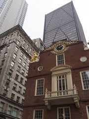 Fototapeta na wymiar Old State House umgeben von Gebäuden in Boston, Massachusetts