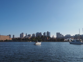 Naklejka premium Blick auf die Stadt Boston bei strahlend blauem Himmel, Massachusetts