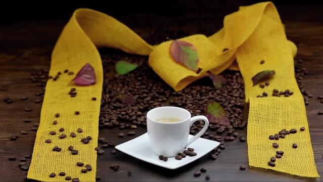 Fallende Kaffeebohnen Nahaufnahme, mit einerTasse